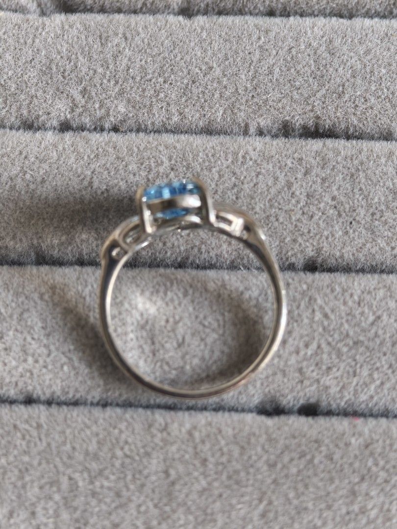 Sky Blue Topaz Ring in Silver Band (Category: Rings) located in Batangas. Submitted by decluttering_bliss (Listing ID 1443791799, Image 2). Description: - Stunning pear-cut sky blue topaz - Elegant silver-toned band - Intricate leaf-like design on the band sides - Versatile for everyday wear or special events - Eye-catching sparkle - Ideal as a thoughtful gift.