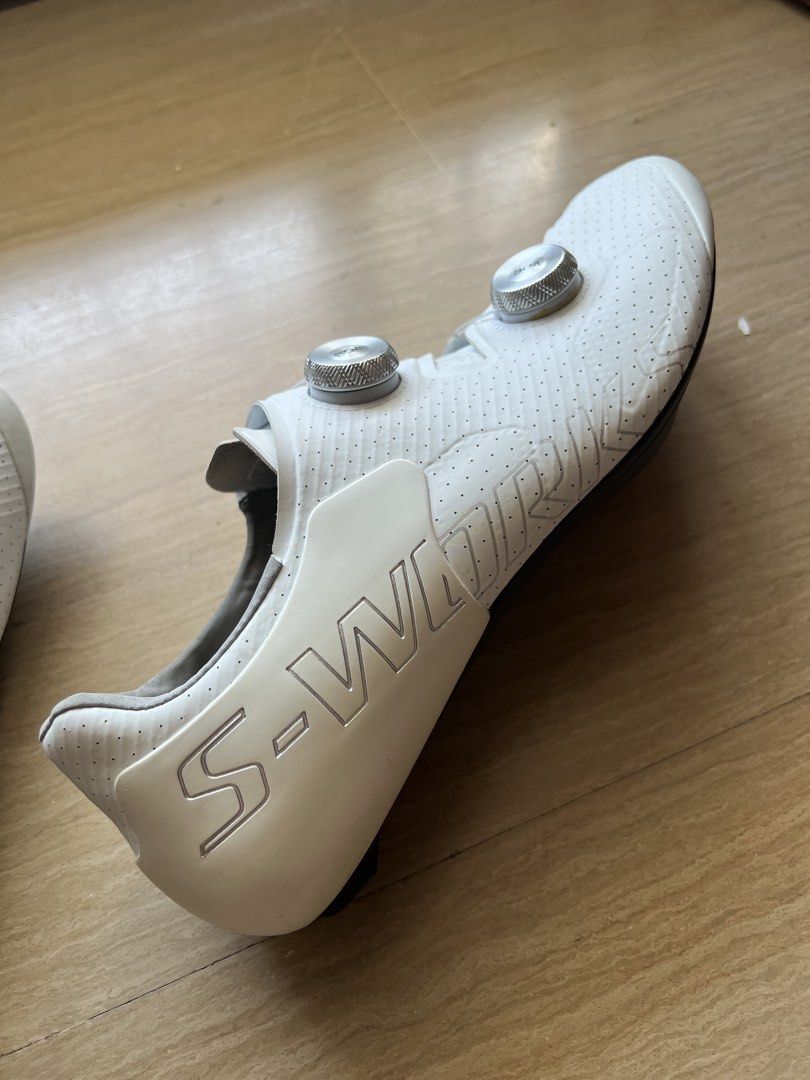 Specialized S-Works ARES 2 EU 44 Road Cycling Shoes White (Category: Parts & Accessories) located in Singapore. Submitted by paul_8888 (Listing ID 1443736917, Image 2). Description: - White S-Works road cycling shoes - Secure fit with two Boa dials - Lightweight carbon sole - Minor scuffs on sole from normal use .
