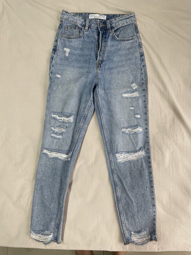 STRADIVARIUS - Slim Ripped Jeans (Category: Jeans) located in Quezon City. Submitted by lilyessentials (Listing ID 1443788643, Image 1). Description: Size: UK6 Waist: 25-26 No flaws. No stain. PERFECT condition.