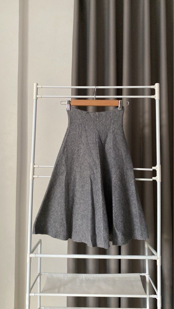 THE RAMP Gray A-Line Skirt (Category: Skirts) located in Antipolo. Submitted by gaeumi (Listing ID 1443744961, Image 2). Description: ✦ thick, stretchy fabric.