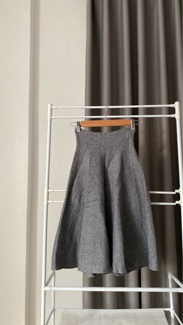 THE RAMP Gray A-Line Skirt (Category: Skirts) located in Antipolo. Submitted by gaeumi (Listing ID 1443744961, Image 1). Description: ✦ thick, stretchy fabric.