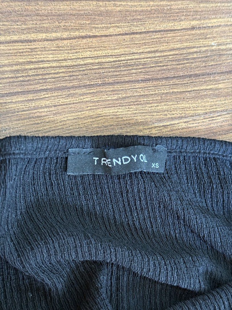 Trendyol Black Puff Sleeve Top XS (Category: Blouses) located in Quezon City. Submitted by closetcute (Listing ID 1443814232, Image 3). Description: Puff sleeves, can also be worn off shoulder Square neckline Stretchy material.