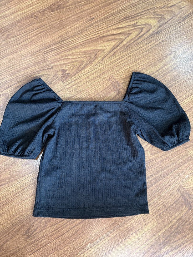 Trendyol Black Puff Sleeve Top XS (Category: Blouses) located in Quezon City. Submitted by closetcute (Listing ID 1443814232, Image 2). Description: Puff sleeves, can also be worn off shoulder Square neckline Stretchy material.