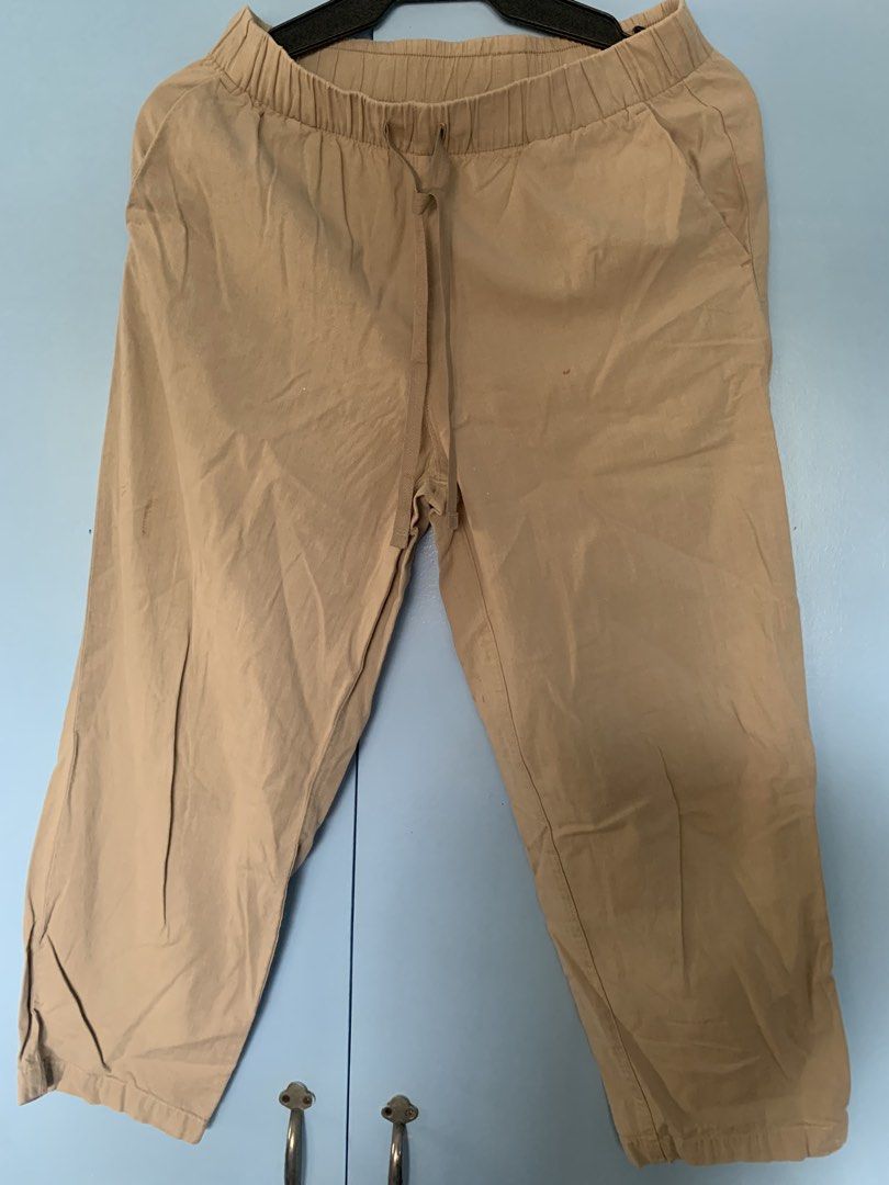 Uniqlo Beige Cropped Pants Size S (Category: Other Bottoms) located in Quezon City. Submitted by jc07785 (Listing ID 1443709615, Image 1). Description: - Uniqlo Cropped Pants - Color: Beige - Size: S - Waist: 60-66cm - Hip: 85-91cm - Features: Elastic waistband with drawstring - Material: 100% Cotton - Style: Comfortable, casual, perfect for everyday wear.