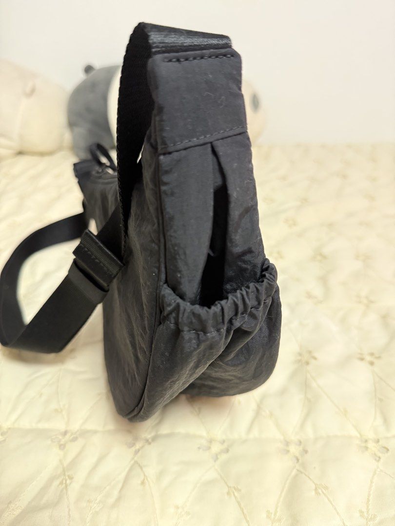 Uniqlo Black Round Mini Shoulder Bag (Category: Shoulder Bags) located in San Jose del Monte. Submitted by hellocutease (Listing ID 1443762575, Image 2). Description: - Brand: Uniqlo - Color: Black - Material: 100% Nylon - Main compartment with zipper and inner pockets - Adjustable strap - Ideal for everyday use.
