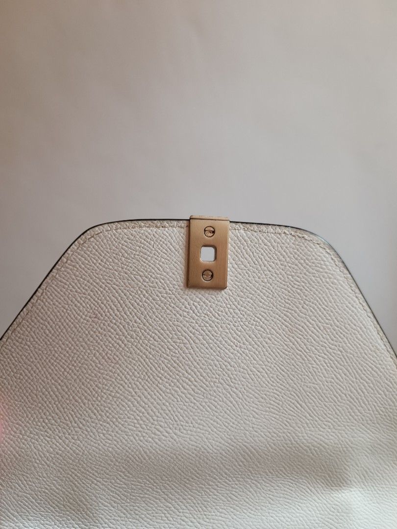 Valextra Iside bag (Category: Luxury Apparel) located in Paranaque City. Submitted by earlylux (Listing ID 1443778335, Image 3). Description: Last photo for reference only Self authentication is advised Coder Offer your price Rare brand Really nice in actual, pulido stitching Please inspect photos for signs of usage/flaw No inclusions Normal signs of usage please manage your expectations you're buying a secondhand bag. Pm for more details No retu