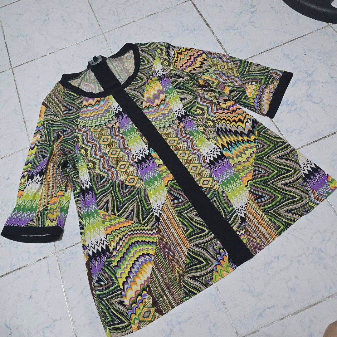 Vintage Multi-Color Abstract Green Blouse (Category: Blouses) located in Bulacan. Submitted by schangs (Listing ID 1443899739, Image 1). Description: size 4L.