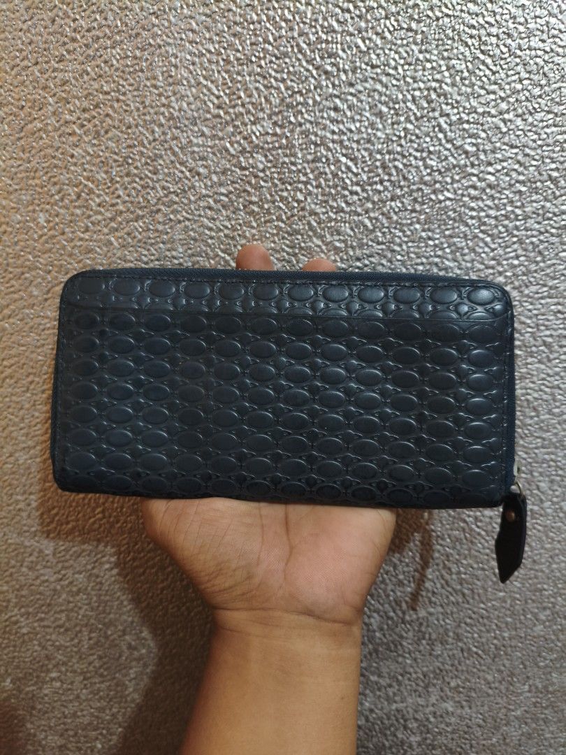Vivienne Westwood long wallet (Category: Wallets & Card holders) located in Bayombong. Submitted by ecec1992 (Listing ID 1443714885, Image 2). Description: good as new no issue no bakbak.