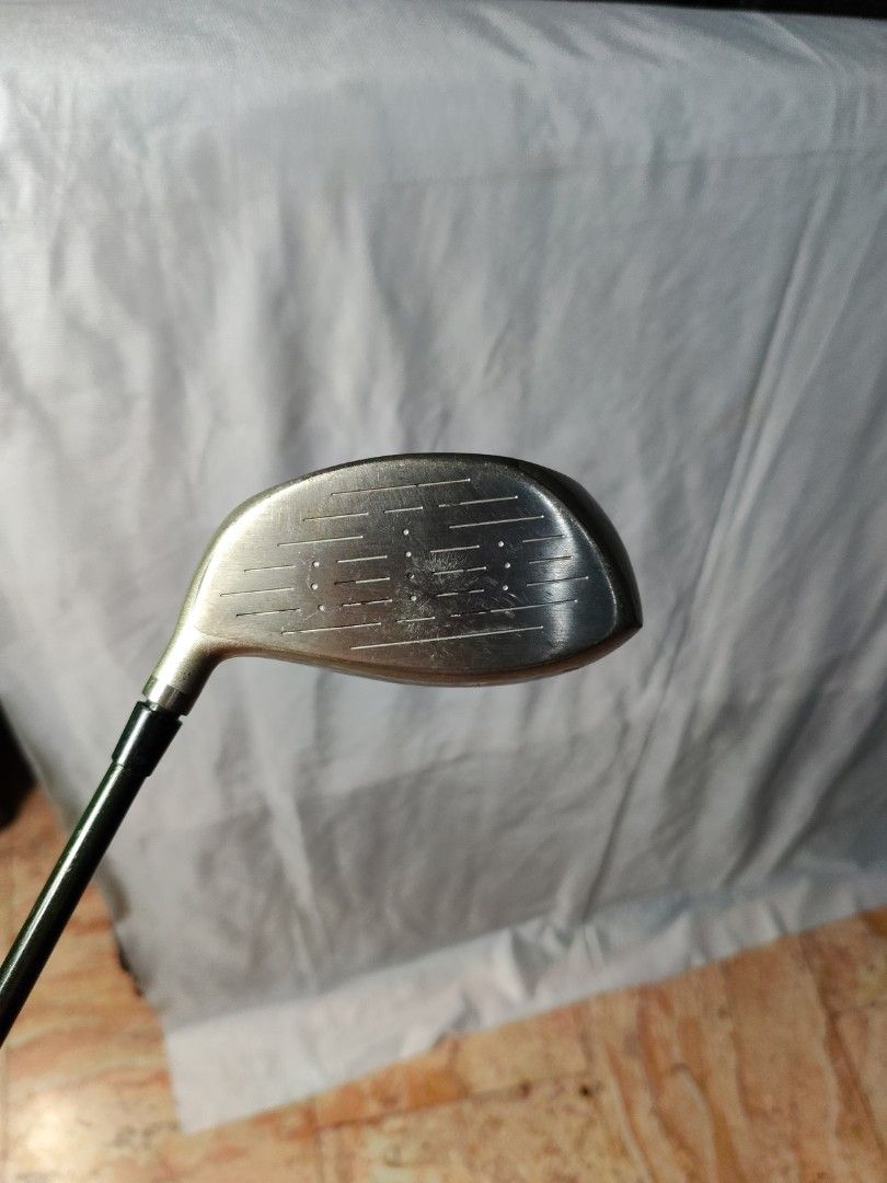 Wilson Killer Whale 290T Titanium Driver 10.5 (Category: Golf) located in Manila. Submitted by meiyeon2 (Listing ID 1443706564, Image 2). Description: - Wilson Killer Whale 290T Titanium Driver - Loft: 10.5 degrees - Shaft: Amorphous Composite - Hand: Right-handed - Condition: Used, with scuff marks on clubface - Ready for the golf course.