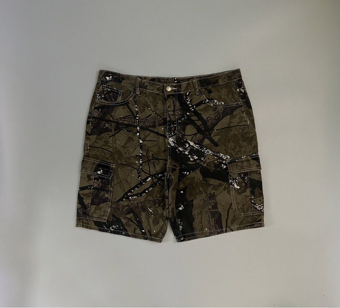 Y2k Manifity Realtree Cargo Jorts (Category: Shorts) located in Libmanan. Submitted by kushinv2 (Listing ID 1443767217, Image 2). Description: Manfinity Realtree Cargo Jorts ! Size 36-38 Lenght 21.5 Thigh 15 Lo 12.4 Good as new No flaws - 975.