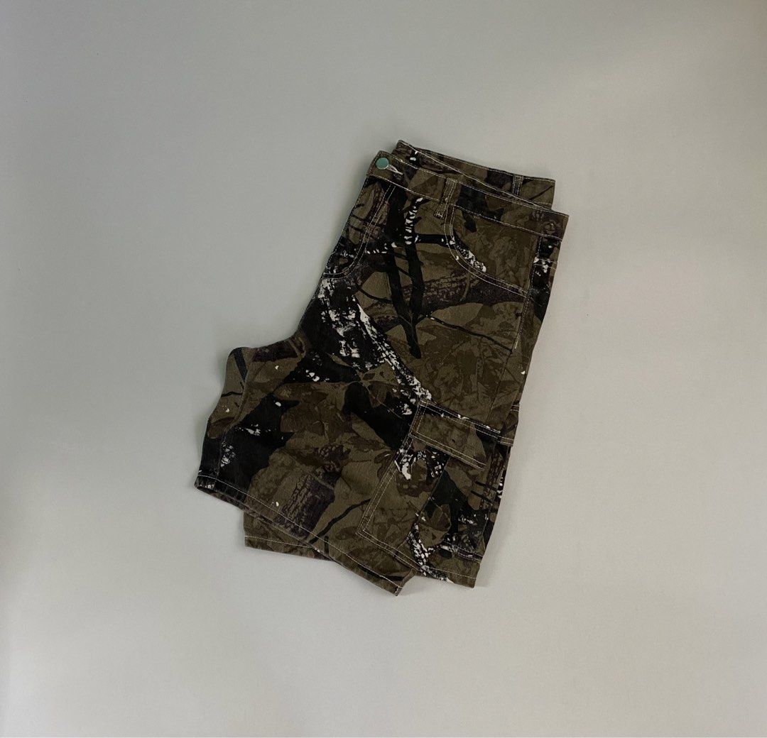 Y2k Manifity Realtree Cargo Jorts (Category: Shorts) located in Libmanan. Submitted by kushinv2 (Listing ID 1443767217, Image 1). Description: Manfinity Realtree Cargo Jorts ! Size 36-38 Lenght 21.5 Thigh 15 Lo 12.4 Good as new No flaws - 975.