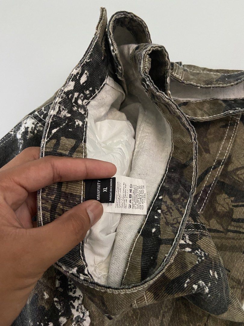 Y2k Manifity Realtree Cargo Jorts (Category: Shorts) located in Libmanan. Submitted by kushinv2 (Listing ID 1443767217, Image 3). Description: Manfinity Realtree Cargo Jorts ! Size 36-38 Lenght 21.5 Thigh 15 Lo 12.4 Good as new No flaws - 975.