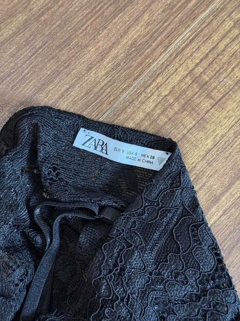Zara Black Lace Crop Top S (Category: Others Tops) located in Quezon City. Submitted by closetcute (Listing ID 1443813852, Image 3). Description: Adjustable straps Sweetheart neckline Scalloped lace trim along the neckline .
