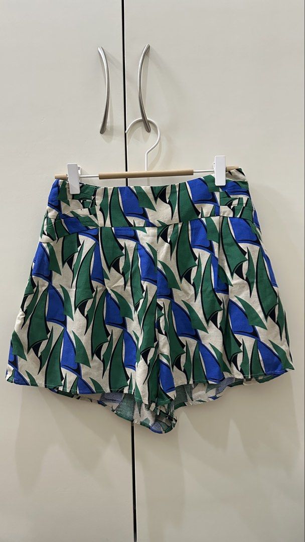 Zara Geometric Print Linen Shorts (Category: Shorts) located in Bacolod City. Submitted by pym_shops (Listing ID 1443862482, Image 1). Description: .