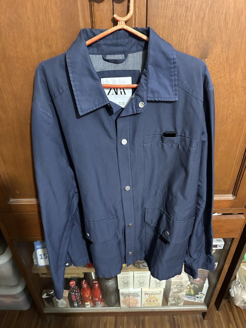 Zara Navy Blue Jacket Size L ( mens) (Category: Coats, Jackets and Outerwear) located in Rizal. Submitted by colosas (Listing ID 1443861270, Image 1). Description: Navy blue Zara jacket, Size L. Features a collared neckline, button-up front, and two button-closure pockets. Perfect for layering..