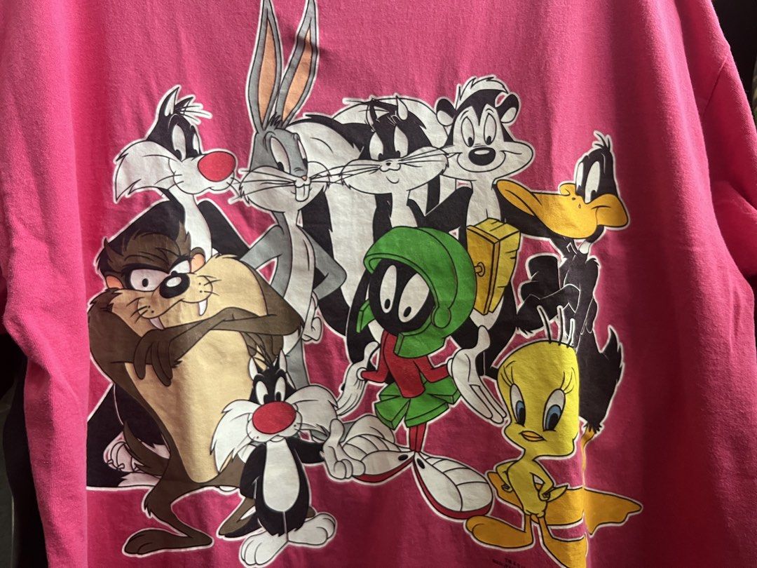 1997 VINTAGE LOONEY TUNES TEE (Category: Tshirts & Polo Shirts ) located in Munoz. Submitted by dong4tti (Listing ID 1443958059, Image 2). Description: W 24 L 29 Warner bros official tag 1997 Beefy neck .