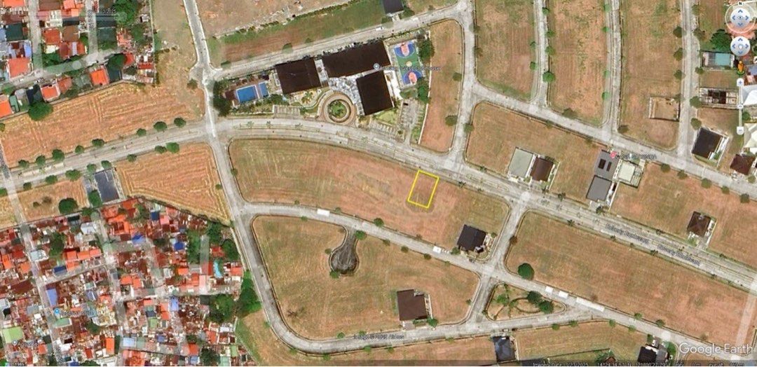 Alabang West Lot For Sale | 90k per sqm | Still Negotiable (Category: Lot) located in Makati City. Submitted by bryan_09668651246 (Listing ID 1444011791, Image 2). Description: Alabang West - B24 For Sale - 31,050,000.00 Price/ sq.m. (Sale): 90,000.00 LA: 345 Property Features: Along main road Near main gate and Club House Bryan Sam Asis 09668651246 .
