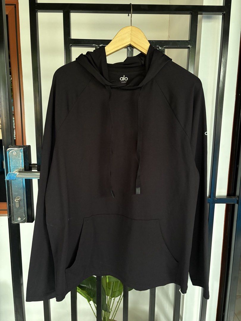 Alo Black Long Sleeve Hoodie Size L (Category: Hoodies) located in Singapore. Submitted by hanafithrift (Listing ID 1443946556, Image 2). Description: - Black Alo hoodie - Size L - Long sleeves - Front pouch pocket - Drawstring hood - Alo logo on sleeve and inside neck - Made in Indonesia.