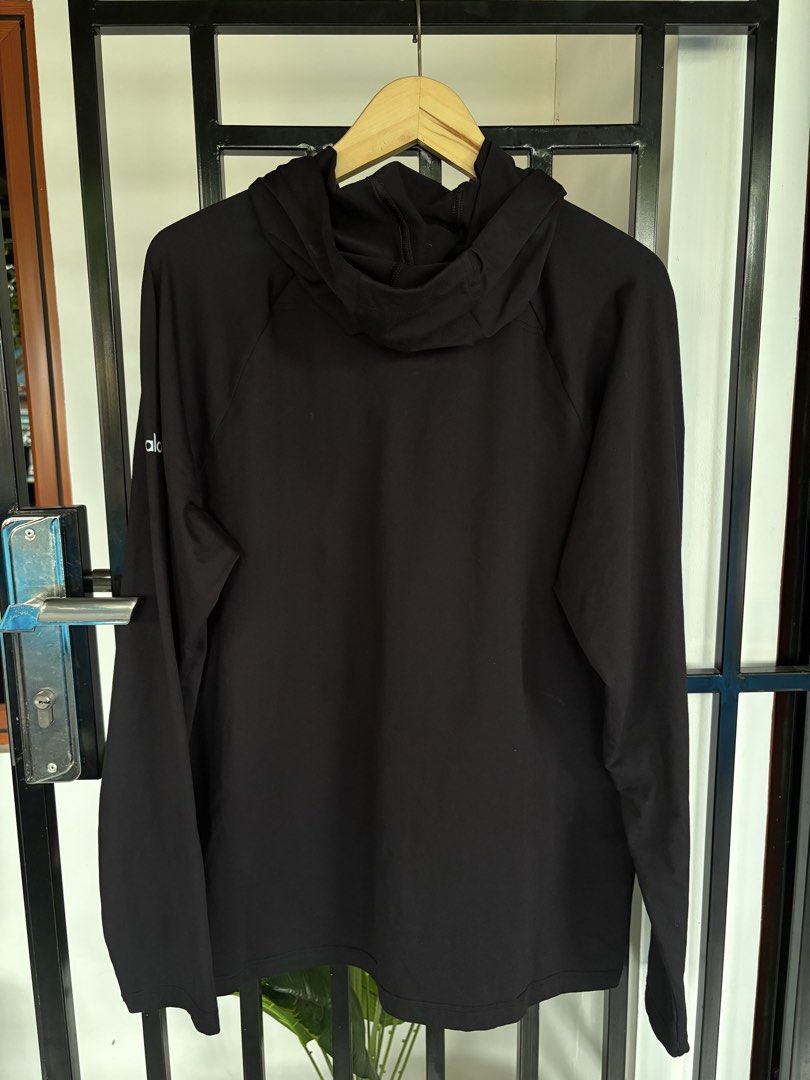 Alo Black Long Sleeve Hoodie Size L (Category: Hoodies) located in Singapore. Submitted by hanafithrift (Listing ID 1443946556, Image 3). Description: - Black Alo hoodie - Size L - Long sleeves - Front pouch pocket - Drawstring hood - Alo logo on sleeve and inside neck - Made in Indonesia.