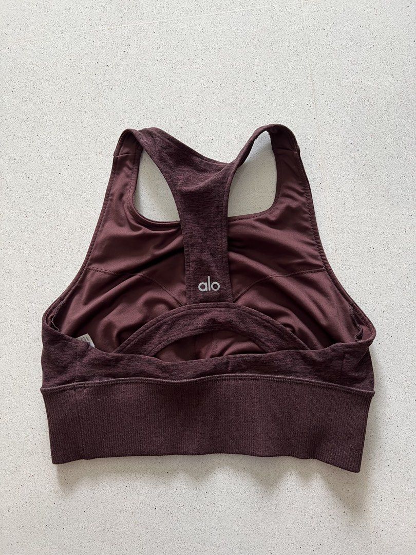 Alo Yoga Sports Bra XS Burgundy Heathered Racerback (Category: Activewear) located in Singapore. Submitted by canofwho (Listing ID 1443995915, Image 2). Description: - Brand: Alo Yoga - Color: Burgundy Heathered - Style: Racerback - Features: Ribbed band at the bottom - Size: XS - Versatile: Great for workouts or everyday wear.