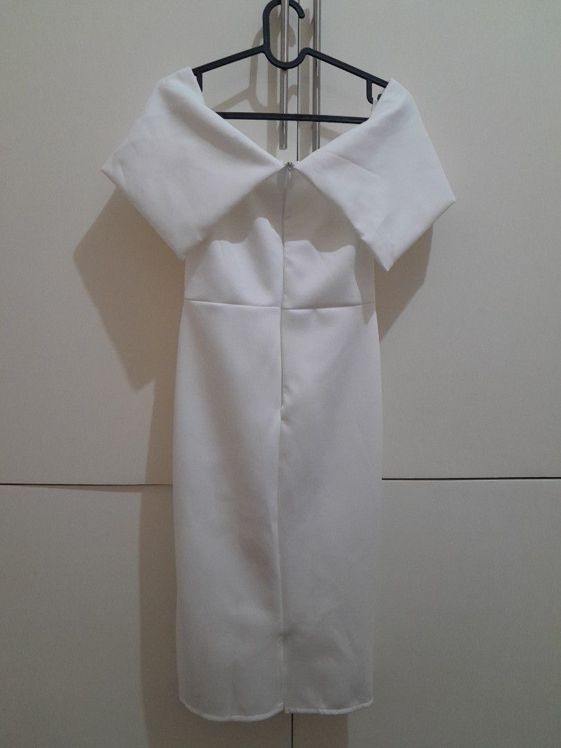 Apartment Eight White Off-Shoulder Dress (Category: Dresses) located in Quezon City. Submitted by ohhdriee (Listing ID 1444016798, Image 2). Description: - Camy dress by Apartment Eight - Graduation dress, Civil Wedding dress, Formal Dress - Measurements: Bust approx. 16 inches, Waist approx. 14 inches. Issue: w/ minimal stains (see last 2 slides) Delivery fee will be shouldered by buyer.