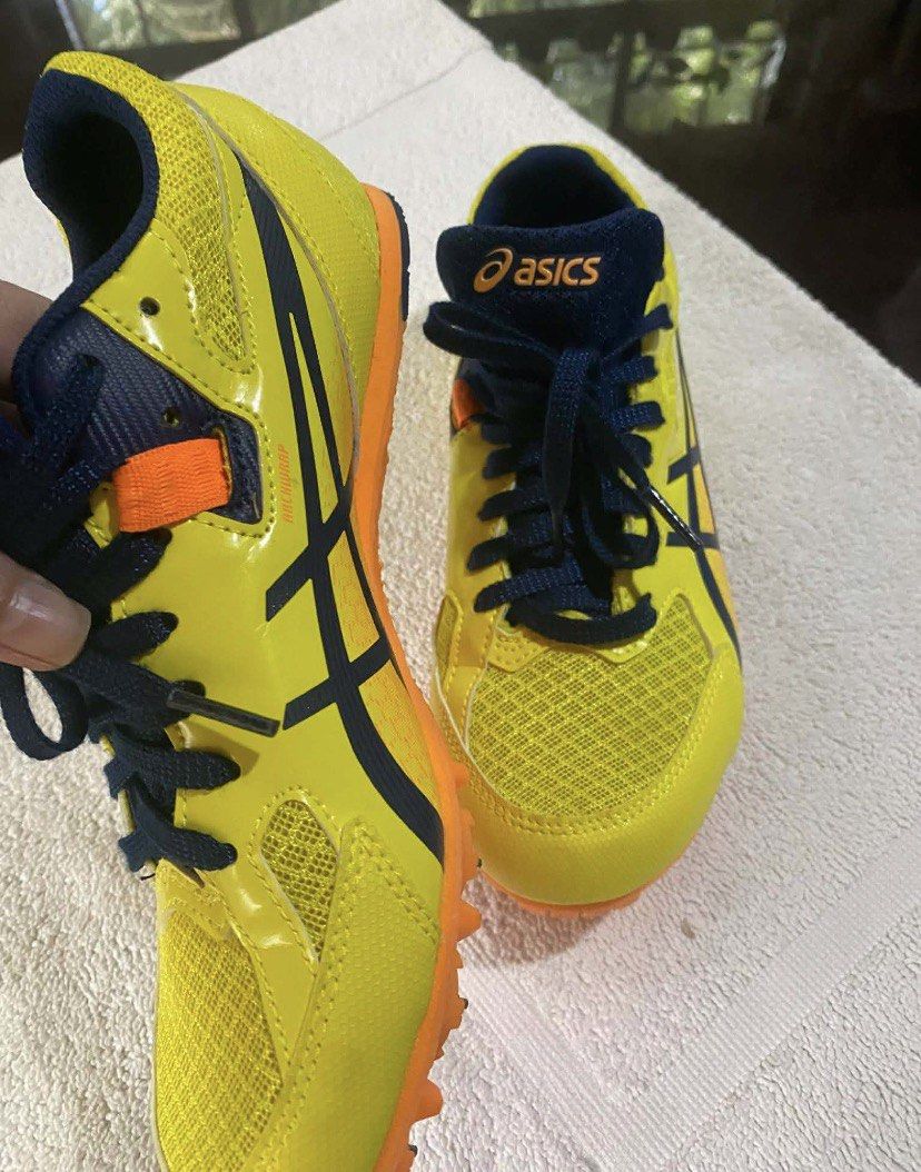 Asics Football Shoes (Category: Sneakers) located in Pasig City. Submitted by xhuming-2 (Listing ID 1444067804, Image 1). Description: •See pictures for the size.
