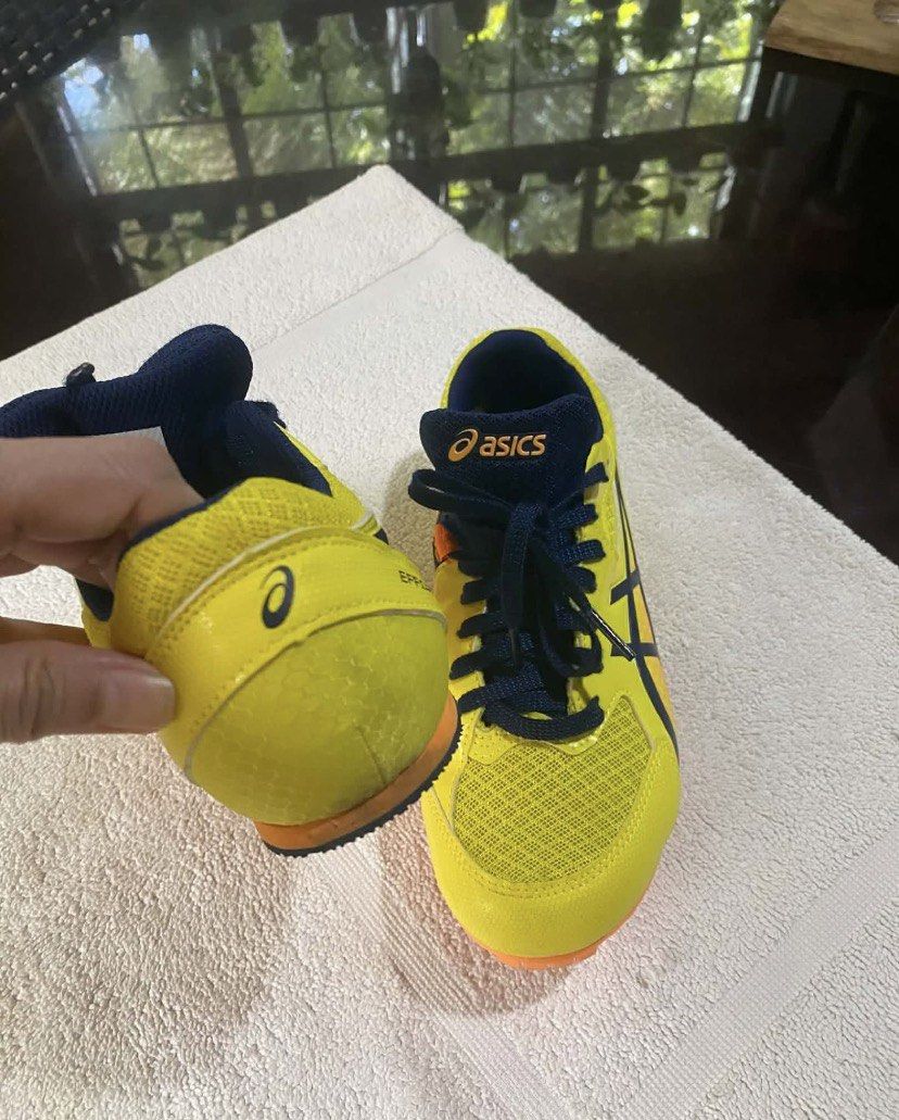 Asics Football Shoes (Category: Sneakers) located in Pasig City. Submitted by xhuming-2 (Listing ID 1444067804, Image 3). Description: •See pictures for the size.