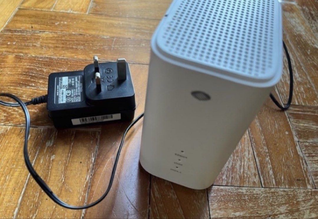 Askey White Router with Power Adapter483819812805027841