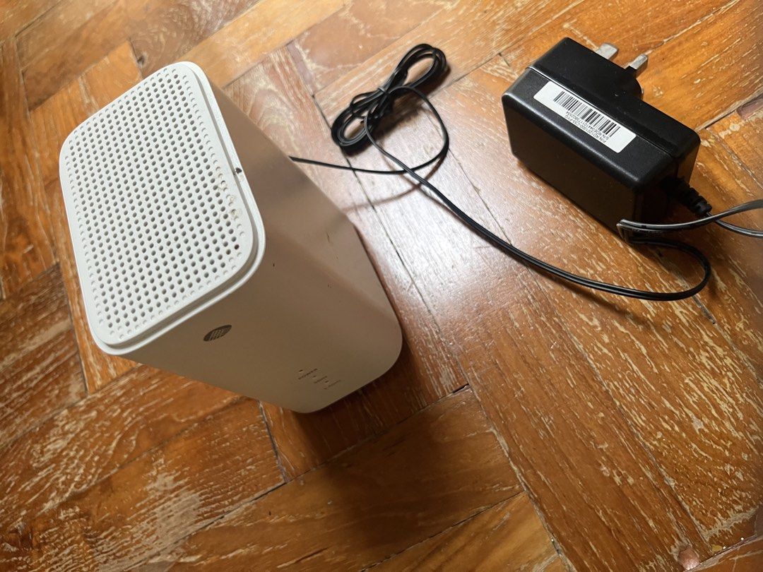 Askey White Router with Power Adapter483819812805027840