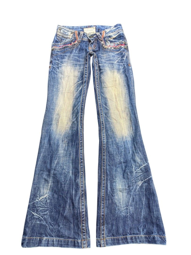 Authentic Lolita low rise flared jeans (Category: Jeans) located in Kapalong. Submitted by hashhthrift (Listing ID 1443914084, Image 1). Description: no issue low rise measurements: waist 28 rise 9 hem 10.5 knee 7.3 thigh 9.5 length 40.