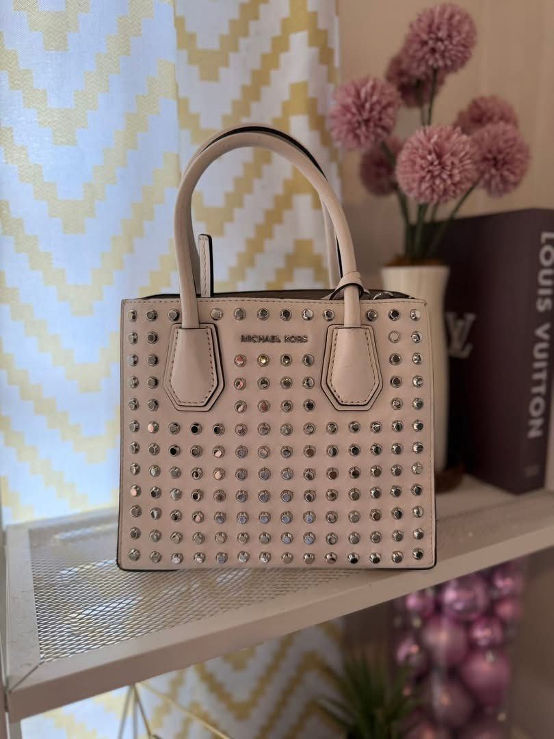Authentic mk bag 9/10 condition (Category: Luxury Bags & Wallets) located in Quezon City. Submitted by rych0799 (Listing ID 1444105226, Image 1). Description: Yes for haggling. Thank you 🫶🏻.