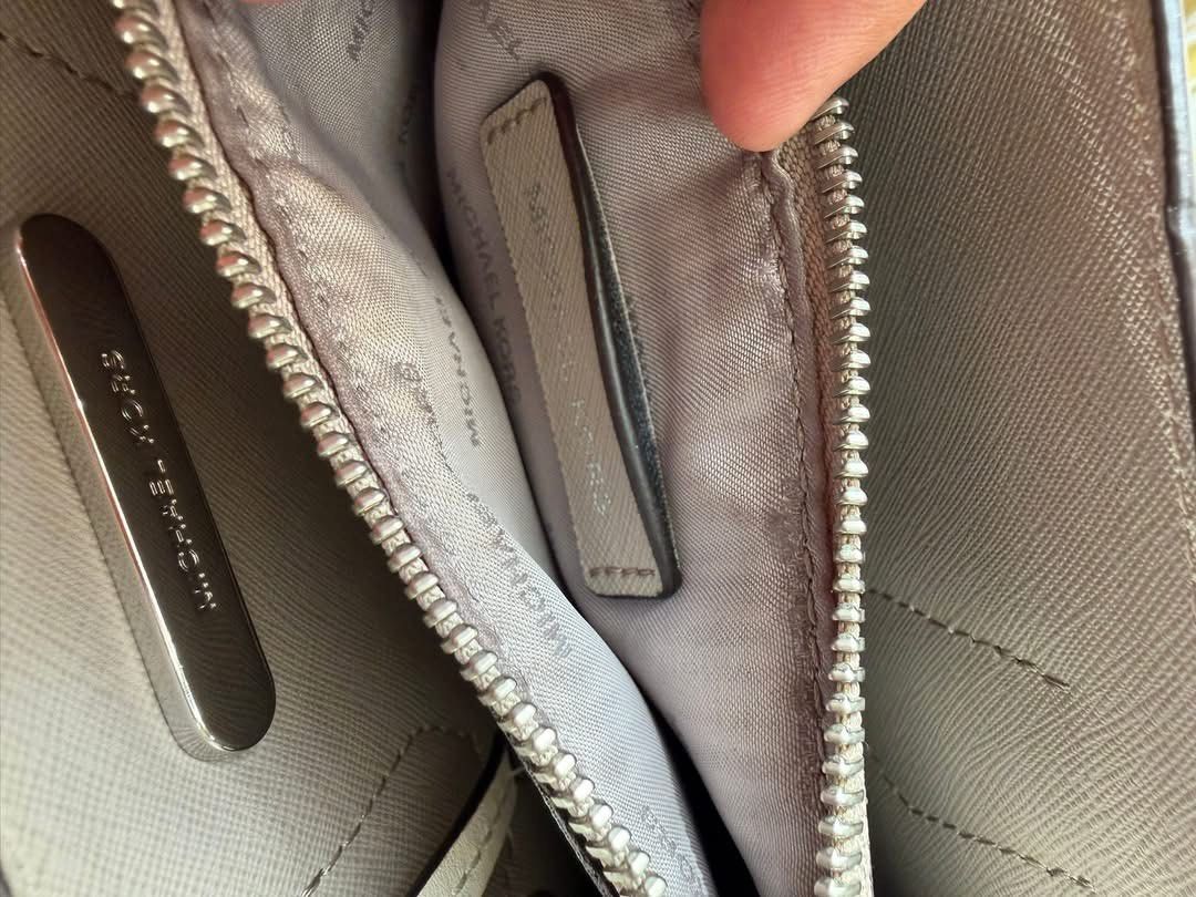 Authentic mk bag 9/10 condition (Category: Luxury Bags & Wallets) located in Quezon City. Submitted by rych0799 (Listing ID 1444105226, Image 3). Description: Yes for haggling. Thank you 🫶🏻.