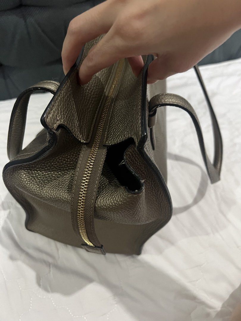 Authentic Salvatore Ferragamo Amy Tote Bag (Category: Luxury Bags & Wallets) located in Muntinlupa City. Submitted by mish0p (Listing ID 1443971962, Image 3). Description: - 100% authentic - no dust bag - no damage .
