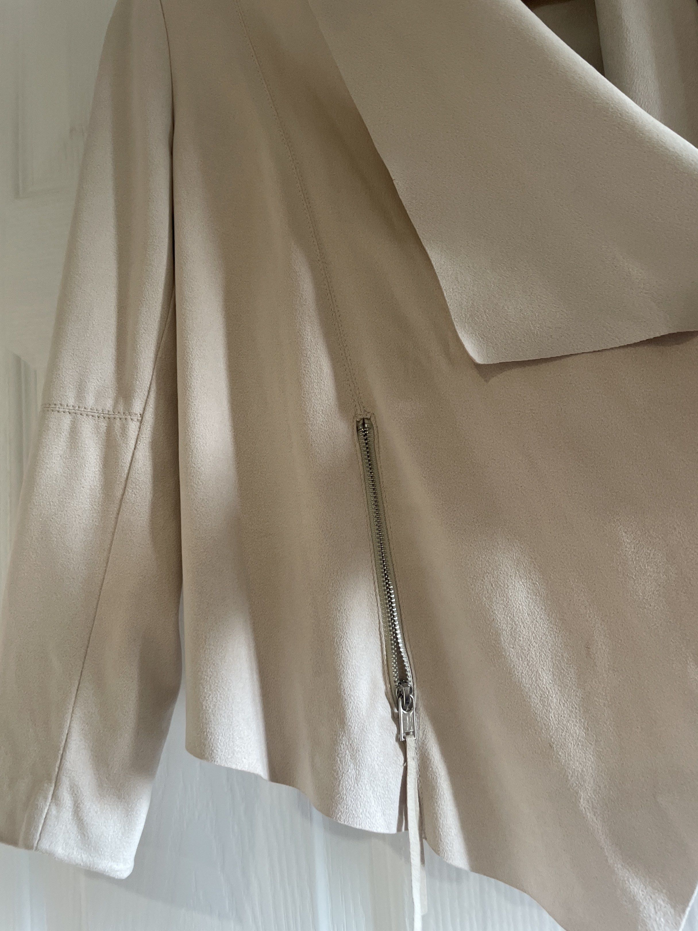 Bershka Beige Leather Jacket XS (Category: Coats, Jackets and Outerwear) located in San Juan City. Submitted by tabithajam (Listing ID 1443926510, Image 2). Description: - Bershka beige waterfall jacket - Size XS - Faux suede material - Good Quality - Side zip detail - Ideal for layering For pick up in Greenhills San Juan.