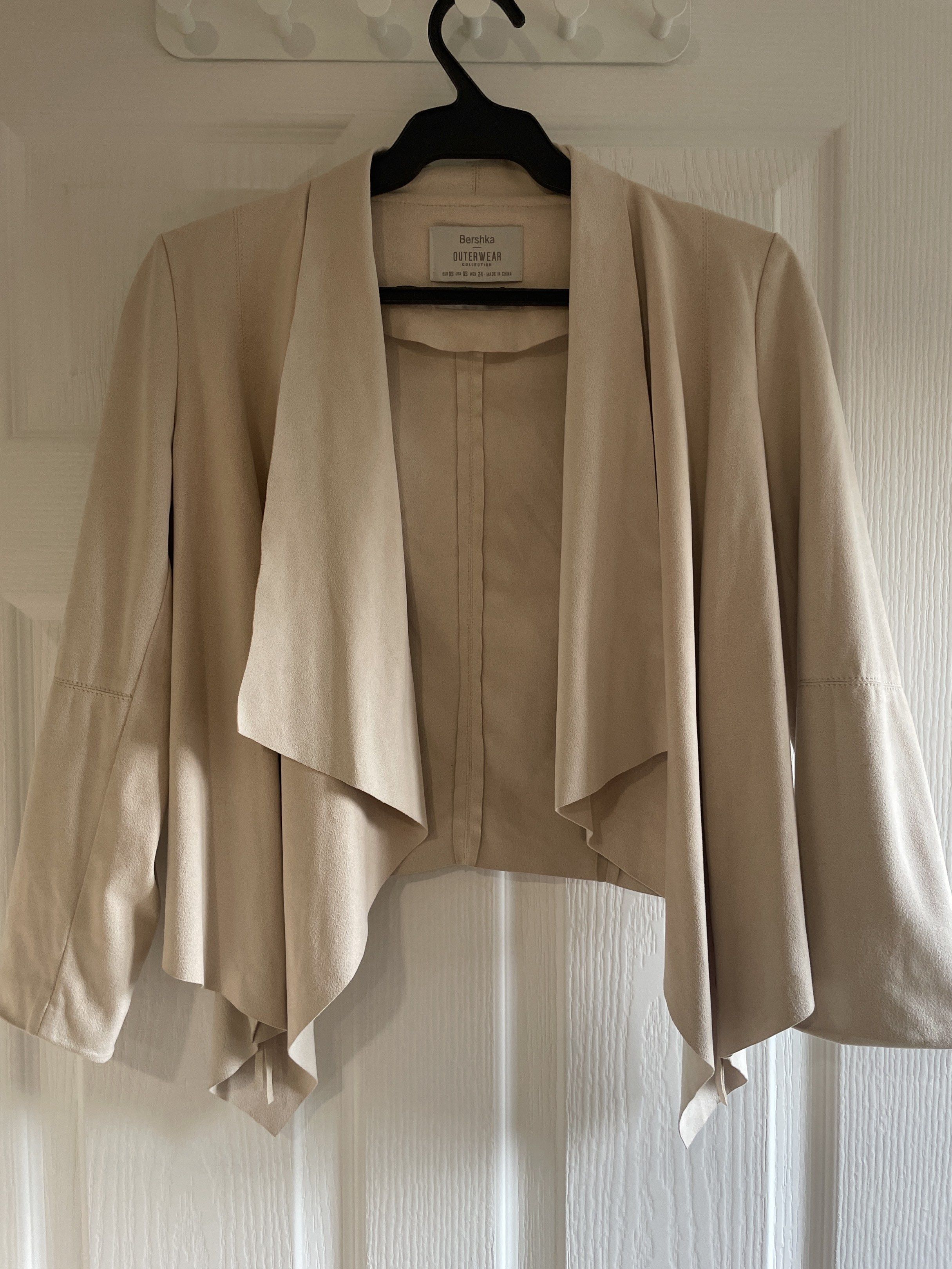 Bershka Beige Leather Jacket XS (Category: Coats, Jackets and Outerwear) located in San Juan City. Submitted by tabithajam (Listing ID 1443926510, Image 1). Description: - Bershka beige waterfall jacket - Size XS - Faux suede material - Good Quality - Side zip detail - Ideal for layering For pick up in Greenhills San Juan.