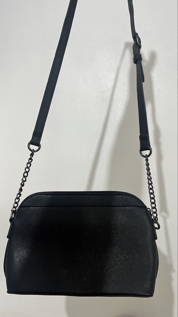 Black Dome Crossbody Bag with Chain Strap (Category: Cross-body Bags) located in San Pedro. Submitted by ae.vy (Listing ID 1443955965, Image 2). Description: - Black dome-shaped crossbody bag - Textured finish for a stylish look - Secure zipper closure - Detachable strap: use as a crossbody or shoulder bag (chain & leather included) - Simple, classic design - Ideal for everyday wear -what you see is what you get Gcash/Bank transfer ONLY (meetup o