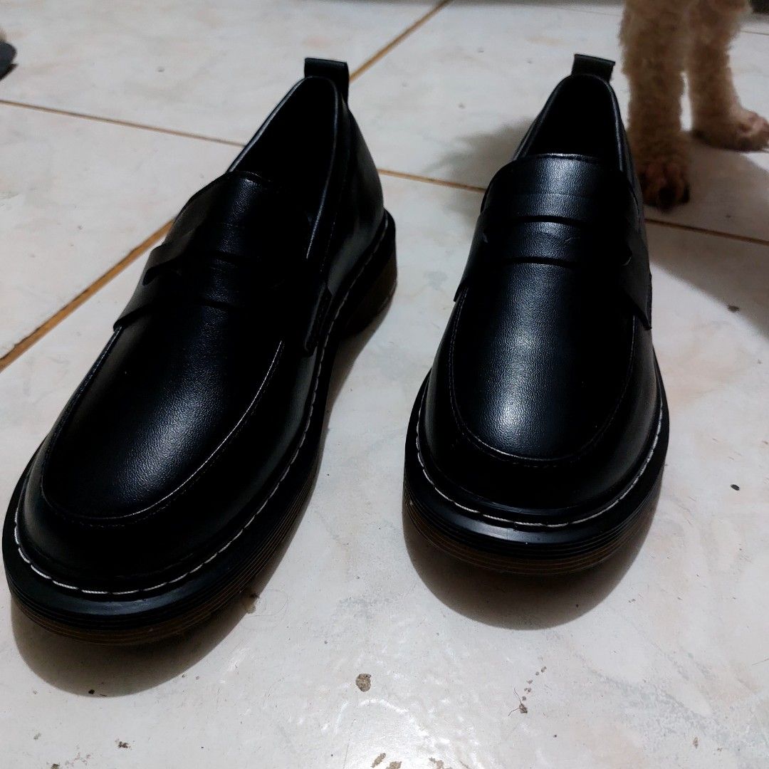 Black Leather Chelsea Boots (Category: Boots) located in Manila. Submitted by lewy_ernitas (Listing ID 1443969383, Image 1). Description: Size 8.5 inch insole Size 6 Brand new Classic black leather Chelsea boots - Easy slip-on design - Sturdy and durable soles - Ideal for everyday wear - Comes with original box.