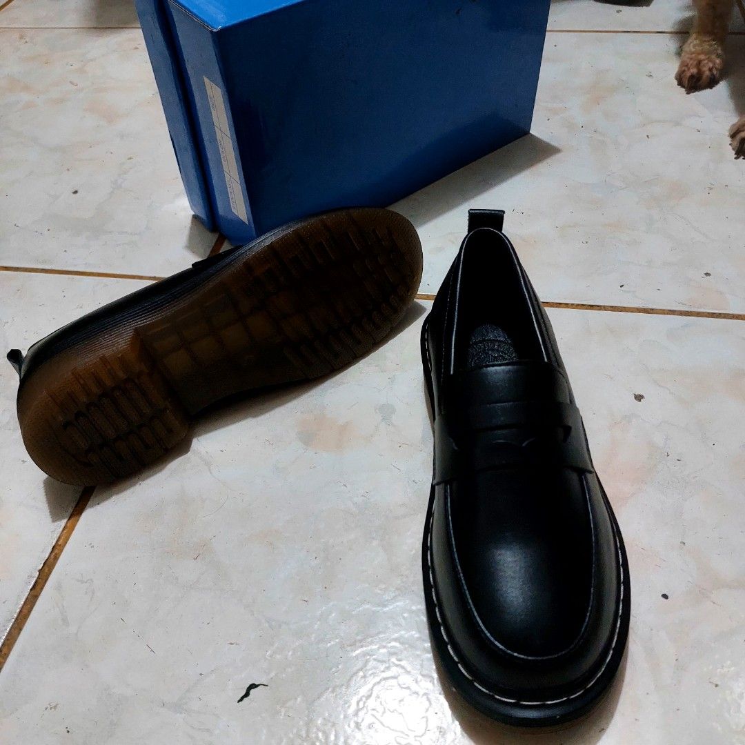 Black Leather Chelsea Boots (Category: Boots) located in Manila. Submitted by lewy_ernitas (Listing ID 1443969383, Image 2). Description: Size 8.5 inch insole Size 6 Brand new Classic black leather Chelsea boots - Easy slip-on design - Sturdy and durable soles - Ideal for everyday wear - Comes with original box.