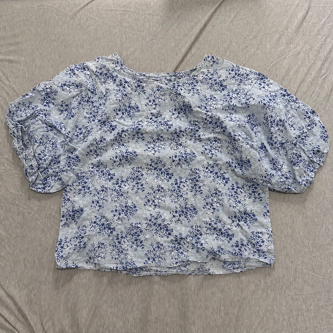 Blue Floral Puff Sleeve Top (Category: Blouses) located in Paranaque City. Submitted by joybeanqt (Listing ID 1443999159, Image 1). Description: Light blue top with a charming blue floral print Puff sleeves Fits small to medium.