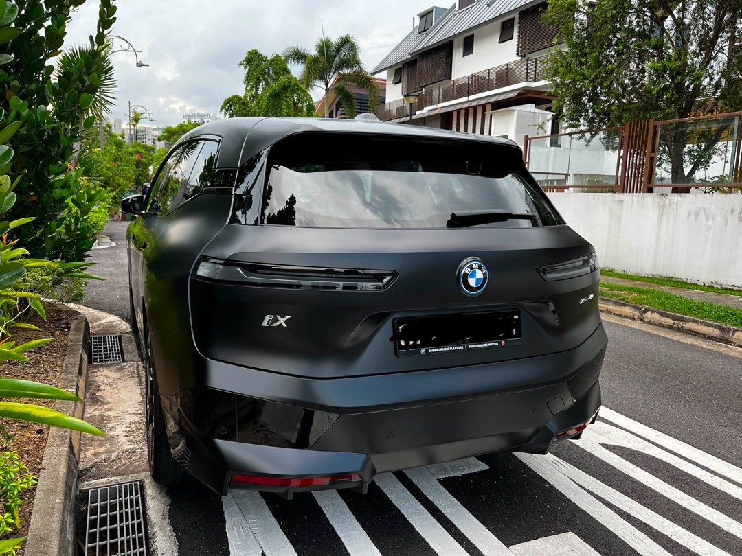 BMW iX Electric xDrive40 M Sport 76.6 kWh (A) (Category: Used Cars) located in Singapore. Submitted by zxukory (Listing ID 1444013056, Image 2). Description: Features Powered by dual electric motor, producing 390kw with 522bhp, 70kwh battery with range of 425km, cruise control. Accessories Swarovski crystal interior Matte PPF, Hexis bodyfence. 22” individual multi-spoke wheels, massage seat, heated seat and steering, BMW live cockpit, Harman Kard