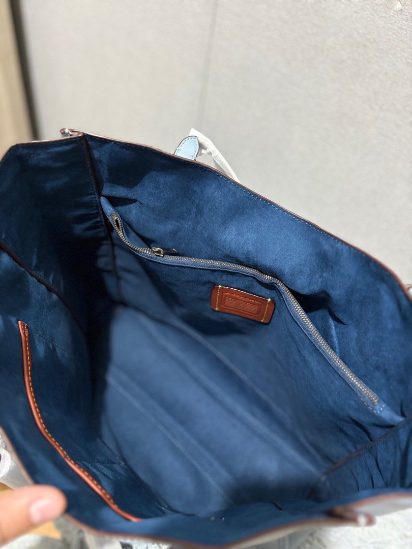 BNWT THEO TOTE (Category: Shoulder Bags) located in San Fernando. Submitted by yourdeclutterbuddy (Listing ID 1444062255, Image 3). Description: .