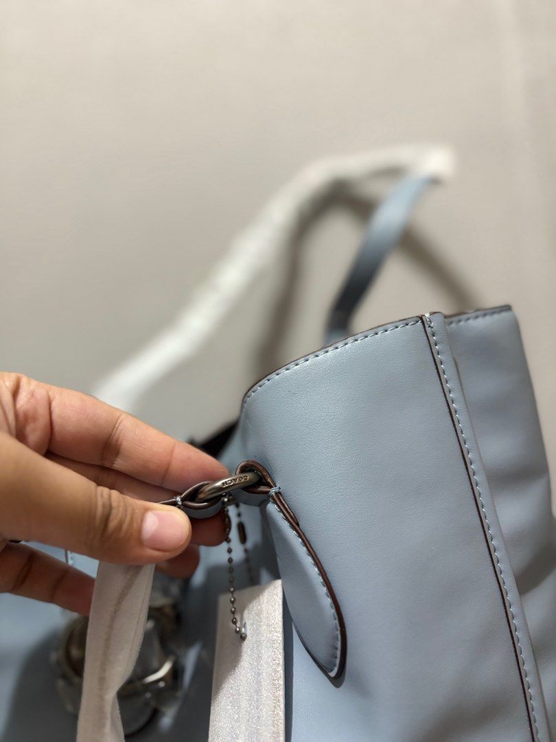 BNWT THEO TOTE (Category: Shoulder Bags) located in San Fernando. Submitted by yourdeclutterbuddy (Listing ID 1444062255, Image 2). Description: .