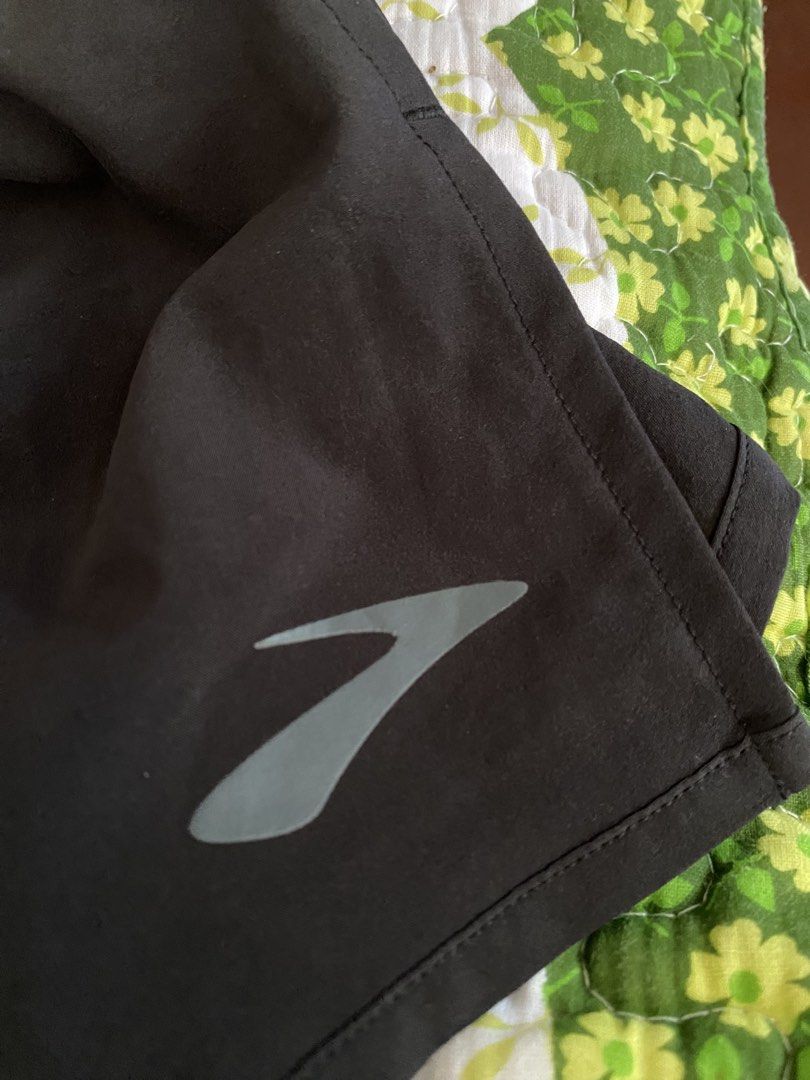 Brooks Sherpa 3" Black Running Split Shorts Size S (Category: Activewear) located in Cagayan de Oro. Submitted by rhujimcbroken (Listing ID 1443965445, Image 3). Description: - Brooks running shorts - Color: Black - Size: S - Lightweight and breathable fabric - Features classic Brooks logo - "Run Happy" slogan on tag - Ideal for training or race day - Made in Vietnam.