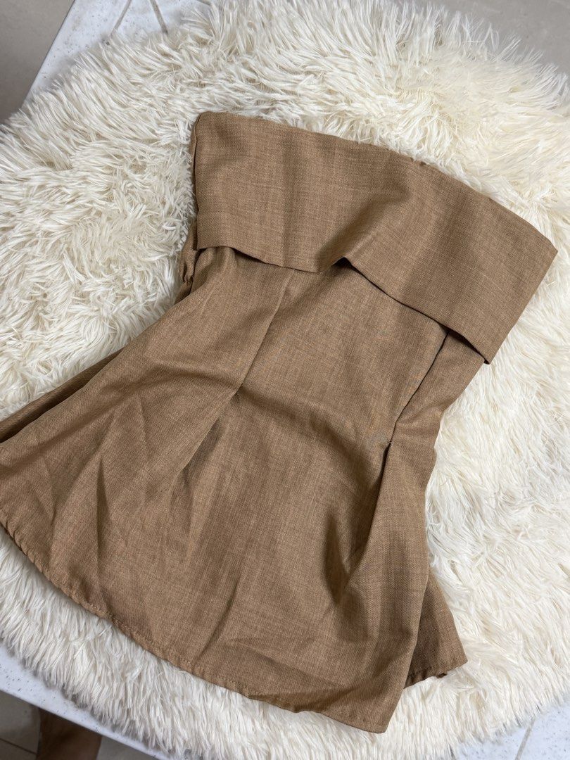 Brown Linen Blend Strapless Tube Top (Category: Sleeveless) located in Manila. Submitted by faeseller (Listing ID 1444035277, Image 3). Description: - Brown strapless tube top - Comfortable linen blend fabric - Stylish fold-over detail at the bust - Flattering flared hem - Best fits size Small to Medium - Versatile for night outs or casual days.