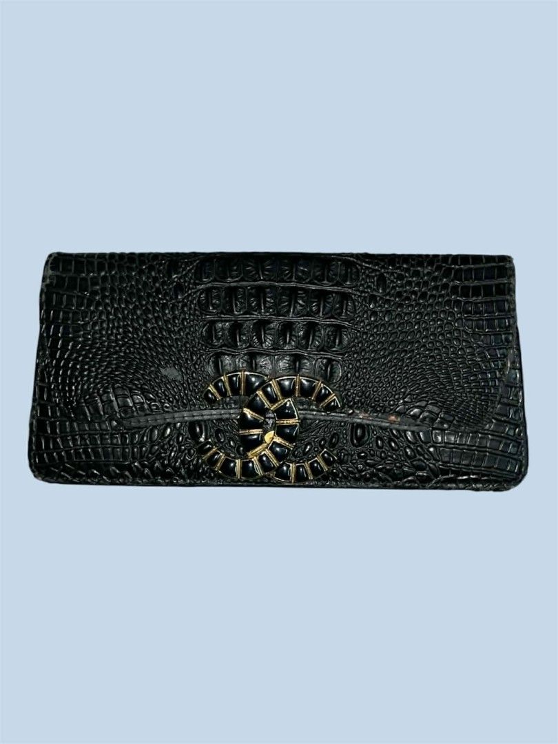 Chanel Clutch Bag Leather Design (Category: Luxury Bags & Wallets) located in Manila. Submitted by montillano25396 (Listing ID 1443954459, Image 1). Description: still in good condition with minor issues. Missing strap..
