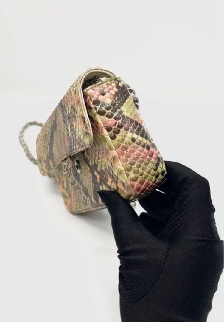 Chanel Multicolor Python Mini Bag （分類：手袋及銀包）位於 Hong Kong。 由 moshimeee 提交（商品編號 1443975106，圖片 3）。簡介： Rare piece ✨。