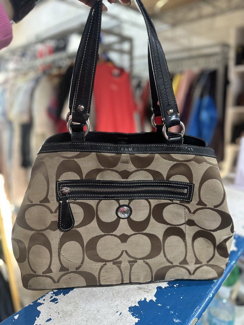 COACH HANDBAG (Category: Luxury Bags & Wallets) located in Davao. Submitted by ukaysbestdavao_teffany (Listing ID 1443978022, Image 2). Description: .