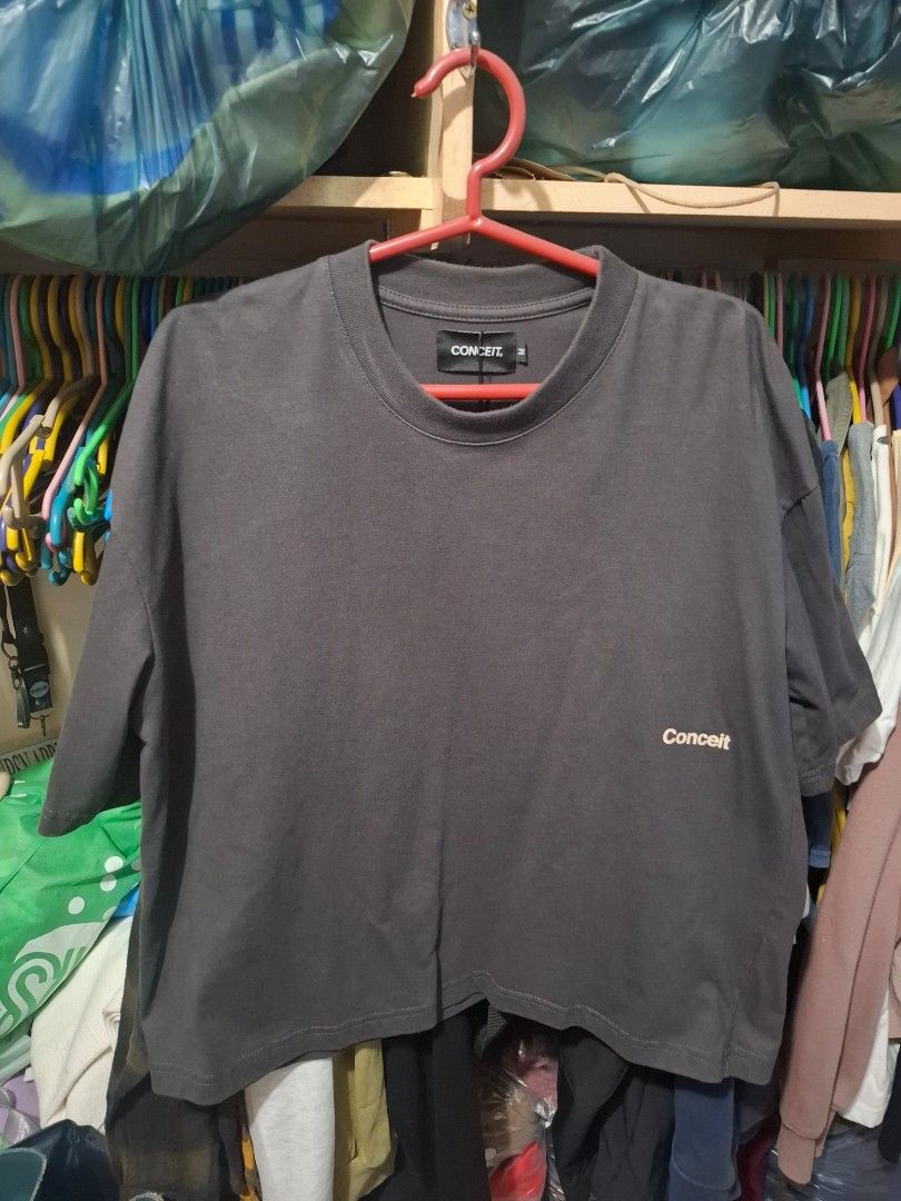 CONCEIT Boxy Cropped T-shirt Size M (Category: Tshirts & Polo Shirts ) located in Manila. Submitted by angelesmig00232 (Listing ID 1444106077, Image 2). Description: declutter lang po. never used and may tag pa 300 nalang imus cavite location pwede lalamove .