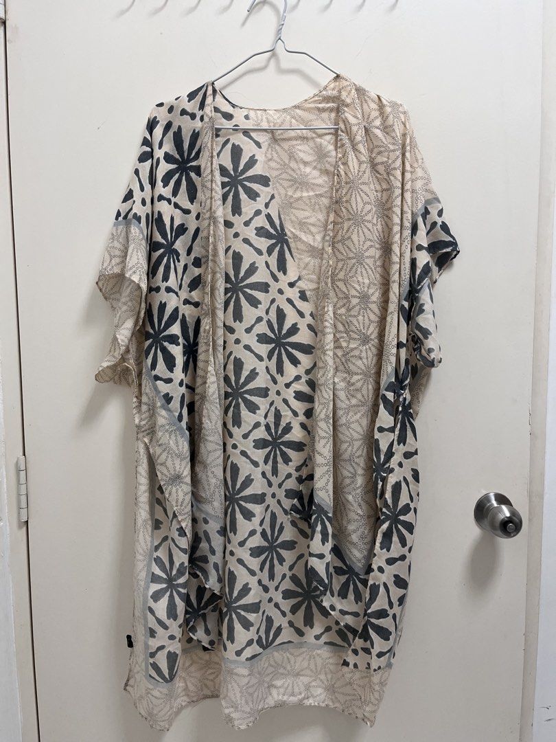 Cute pattern outer (Category: Other Tops) located in Bayan Lepas. Submitted by prelovedjaee (Listing ID 1444075629, Image 1). Description: .