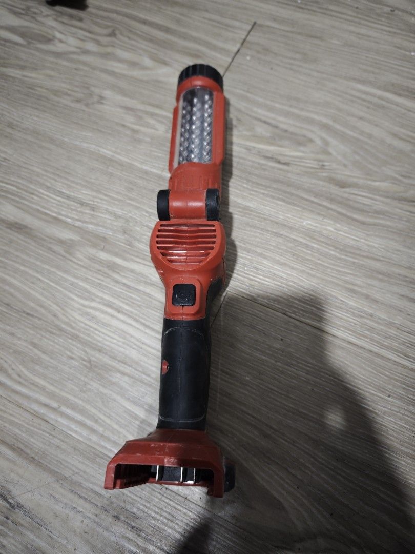 DEVON 充電式 LED 工作燈 （分類：燈飾）位於 Hong Kong。 由 zeowi_490 提交（商品編號 1444033875，圖片 3）。簡介： DEVON 牌子嘅充電式 LED 工作燈。頂部有好多粒 LED 燈珠，光度夠。手柄位有防滑設計，揸得實。可以駁電池用，方便拎出街或者冇電嘅地方用。。